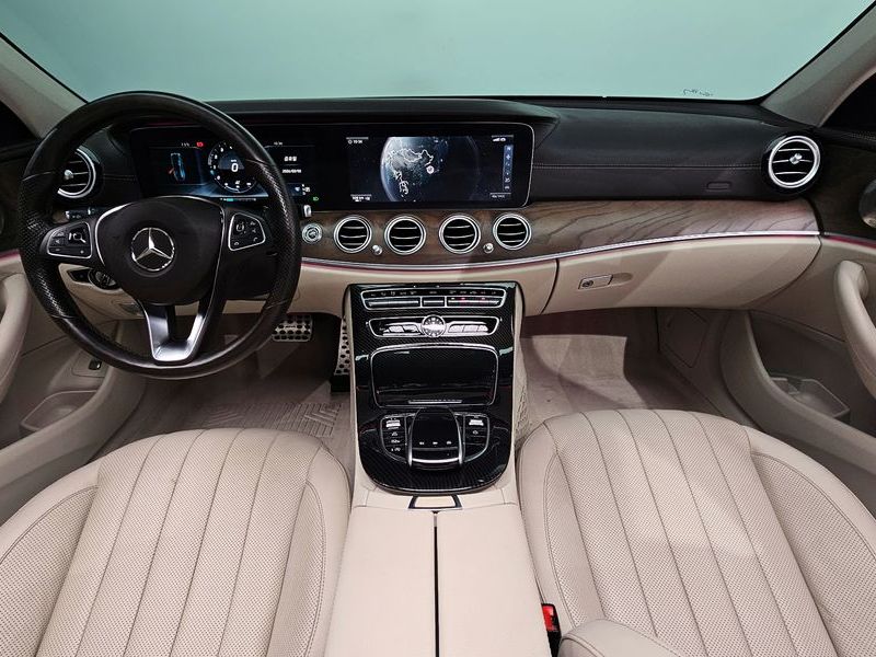 2017 Mercedes-Benz E-Class E300 4MATIC Exclusive photo 7