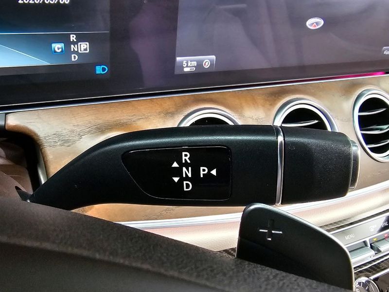 2017 Mercedes-Benz E-Class E300 4MATIC Exclusive photo 9