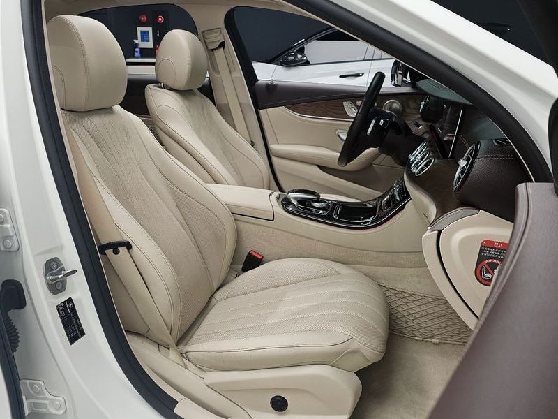 2017 Mercedes-Benz E-Class E300 4MATIC Exclusive photo 10
