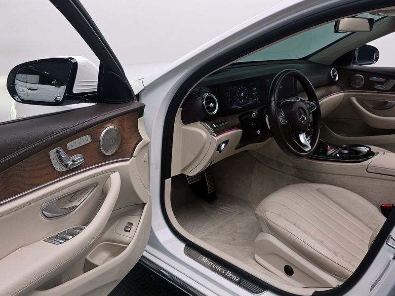 2017 Mercedes-Benz E-Class E300 4MATIC Exclusive photo 11