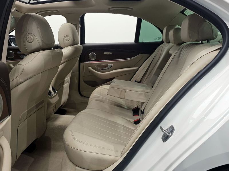 2017 Mercedes-Benz E-Class E300 4MATIC Exclusive photo 12