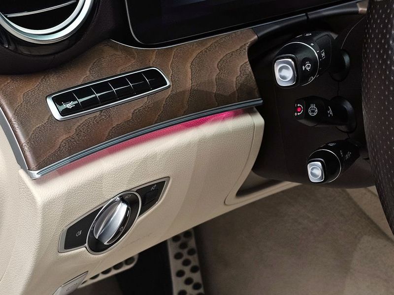 2017 Mercedes-Benz E-Class E300 4MATIC Exclusive photo 16