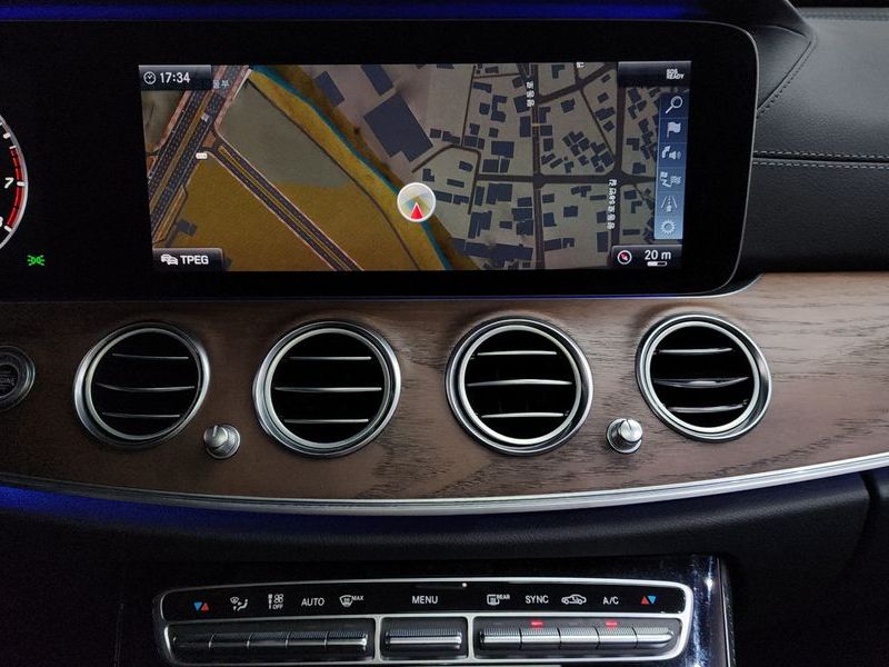 2019 Mercedes-Benz E-Class E300 4MATIC Exclusive photo 12