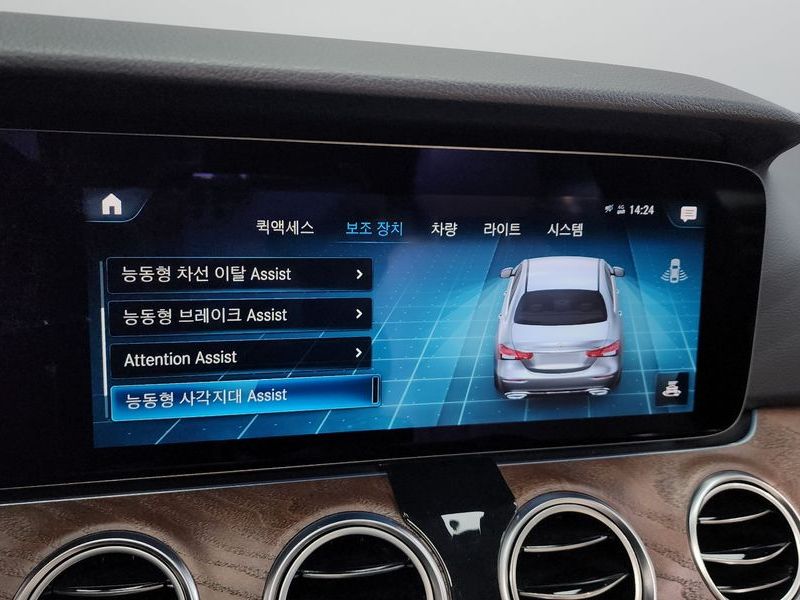 2021 Mercedes-Benz E-Class E300e 4MATIC Exclusive photo 16