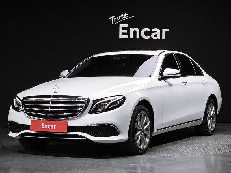 2018 Mercedes-Benz E-Class E300 4MATIC Exclusive photo 1