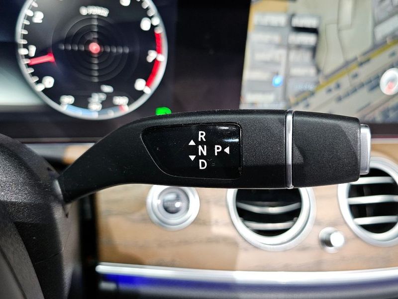 2018 Mercedes-Benz E-Class E300 4MATIC Exclusive photo 9