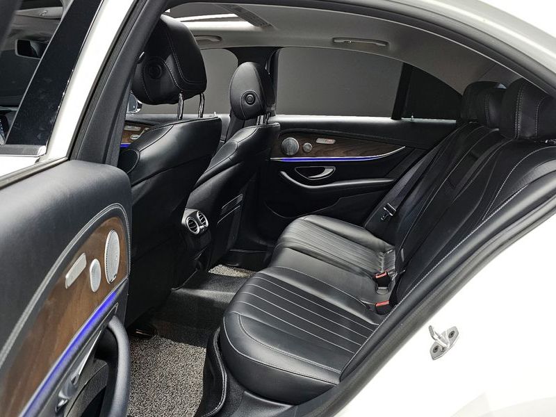 2018 Mercedes-Benz E-Class E300 4MATIC Exclusive photo 11