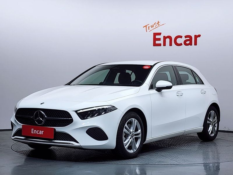 2025 Mercedes-Benz A-Class A220 Hatchback photo 1