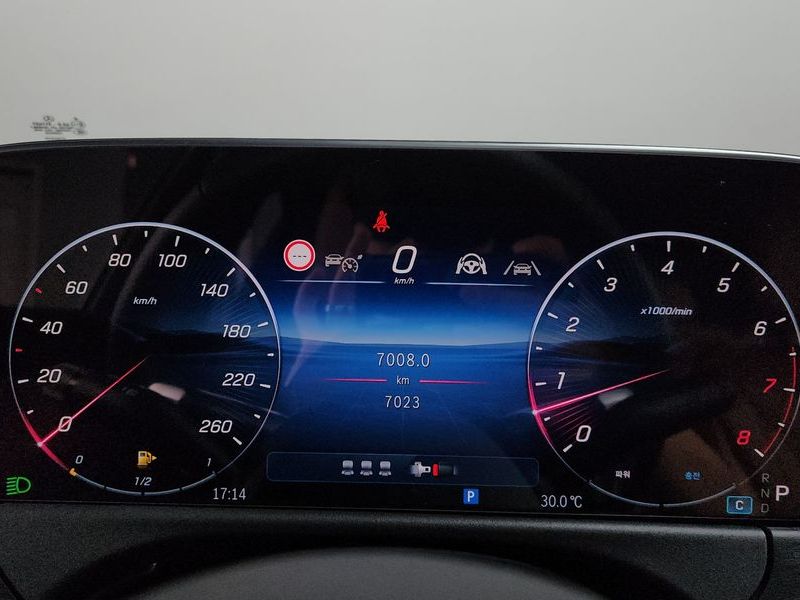 2026 Mercedes-Benz E-Class E200 AMG Line photo 8