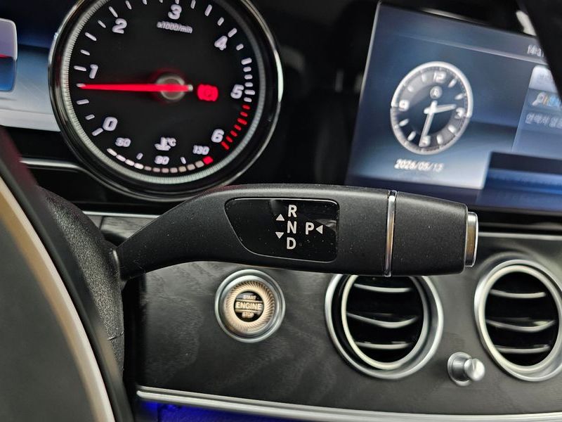 2017 Mercedes-Benz E-Class E220d 4MATIC Avantgarde photo 9