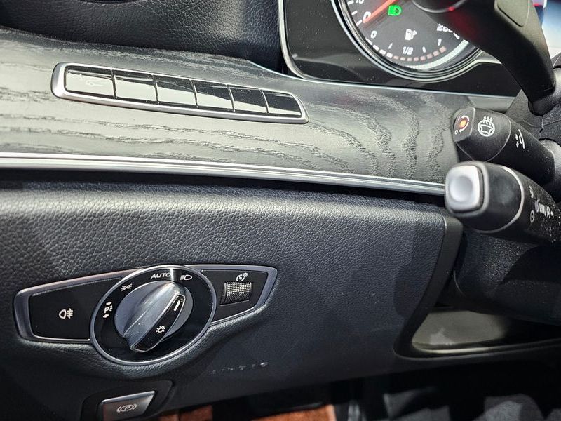 2017 Mercedes-Benz E-Class E220d 4MATIC Avantgarde photo 17