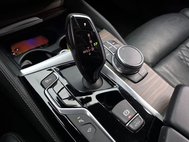 2017 BMW 5 Series 520d xDrive M Sport Package Plus photo 9