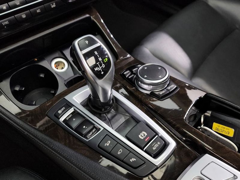 2015 BMW 5 Series 528i xDrive photo 9