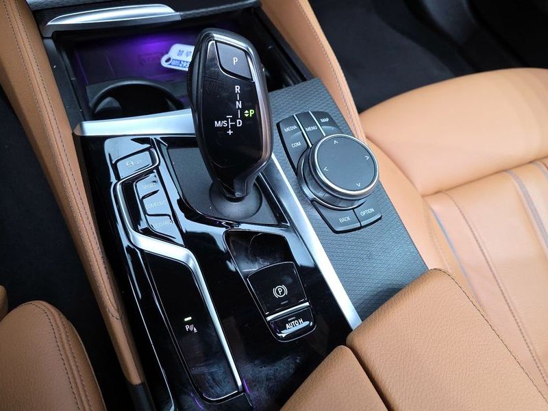 2023 BMW 5 Series 520i M Sport photo 9