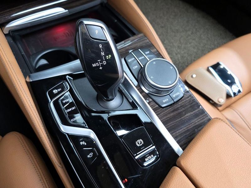 2021 BMW 5 Series 520i Luxury photo 9