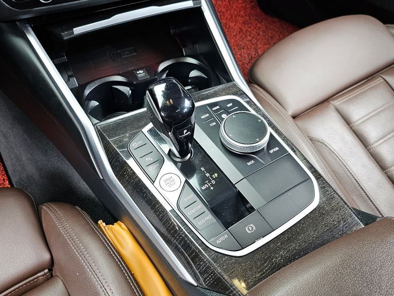 2022 BMW 3 Series 320d Luxury photo 9