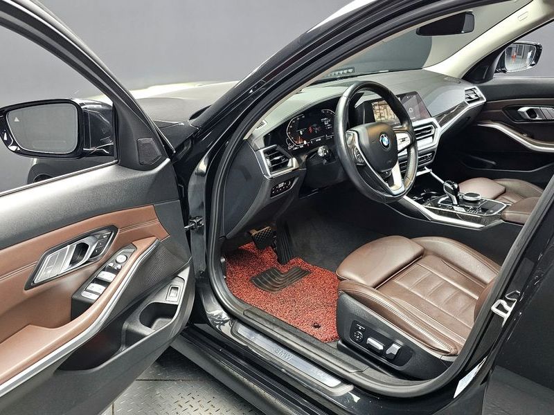2022 BMW 3 Series 320d Luxury photo 11