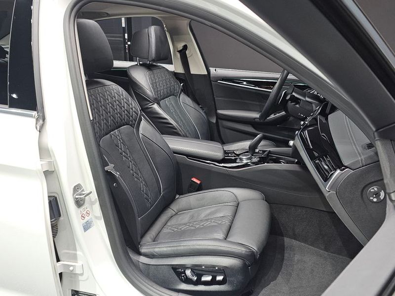 2021 BMW 5 Series 530i xDrive Luxury photo 10