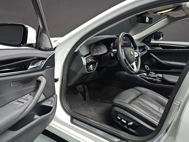 2021 BMW 5 Series 530i xDrive Luxury photo 11