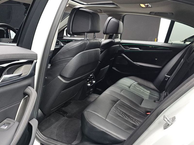2021 BMW 5 Series 530i xDrive Luxury photo 12
