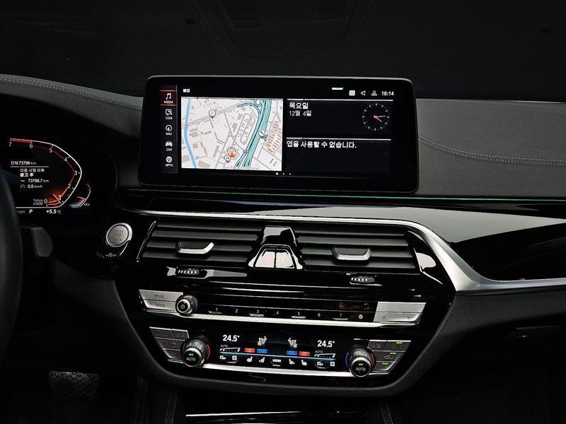 2021 BMW 5 Series 530i xDrive Luxury photo 14