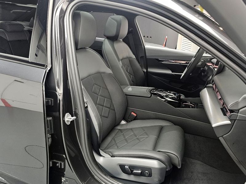 2026 BMW i5 xDrive 40 M Sport photo 12