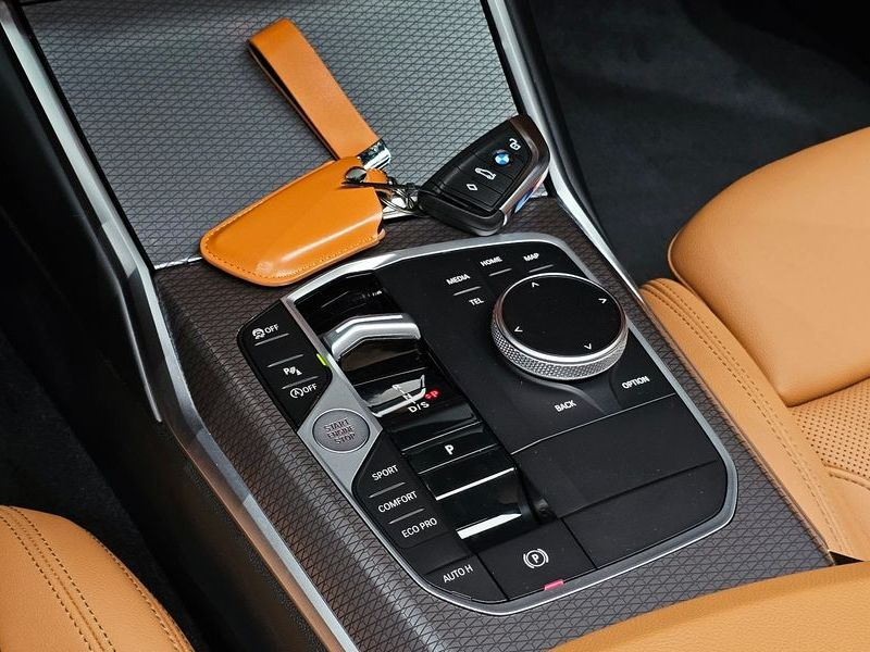 2025 BMW 3 Series 320i M Sport photo 9