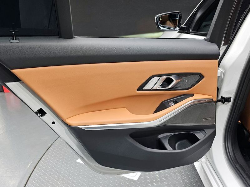 2025 BMW 3 Series 320i M Sport photo 25