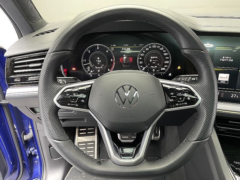 2023 Volkswagen Touareg 3.0 TDI R-Line photo 12
