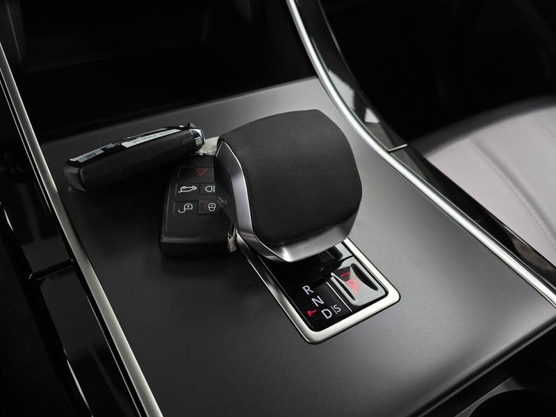 2025 Land Rover Range Rover Evoque P250 Dynamic SE photo 9