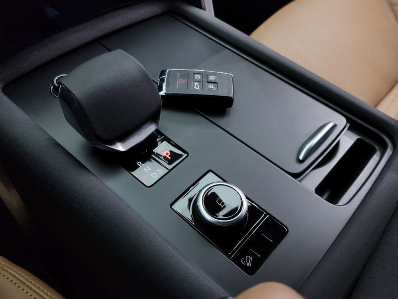 2025 Land Rover Discovery P360 Dynamic HSE photo 9