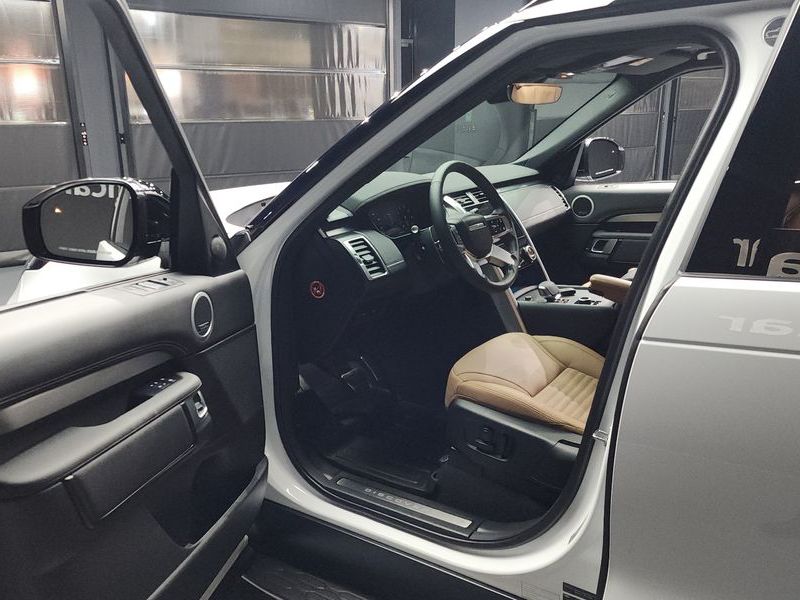 2025 Land Rover Discovery P360 Dynamic HSE photo 10