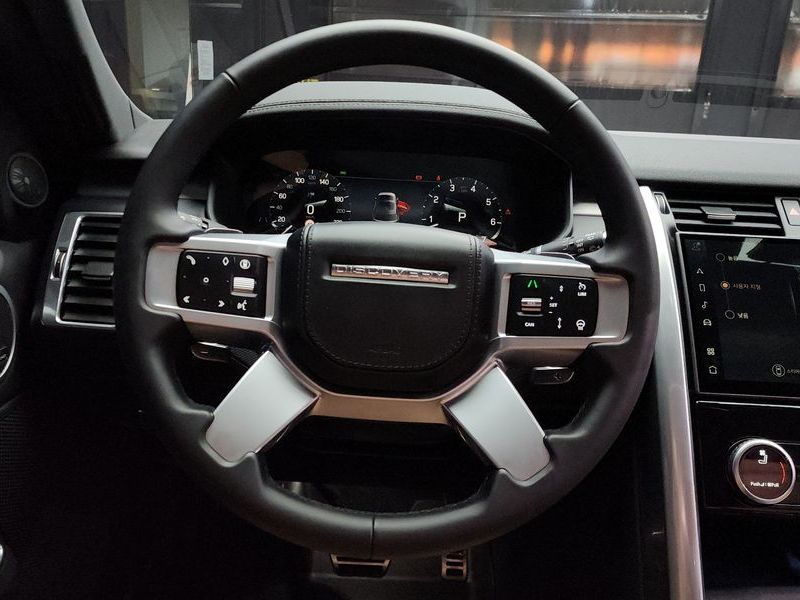 2025 Land Rover Discovery P360 Dynamic HSE photo 13