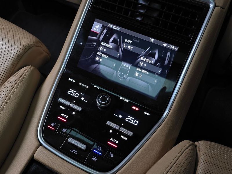2018 Porsche Panamera 3.0 AWD photo 18