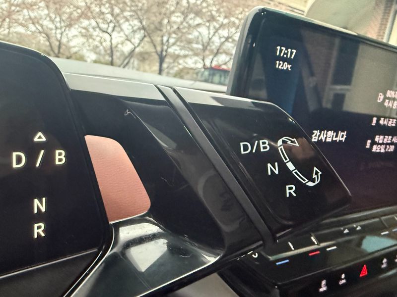 2023 Volkswagen ID.4 Pro photo 9