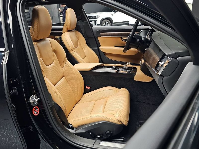 2023 Volvo S90 B6 AWD Ultimate Bright photo 10