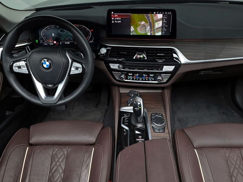 2023 BMW 5 Series 530i xDrive Luxury photo 7