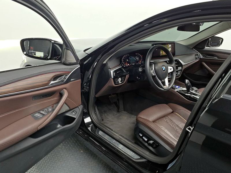 2023 BMW 5 Series 530i xDrive Luxury photo 10