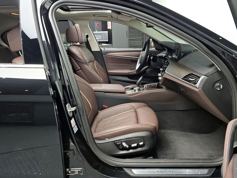 2023 BMW 5 Series 530i xDrive Luxury photo 11