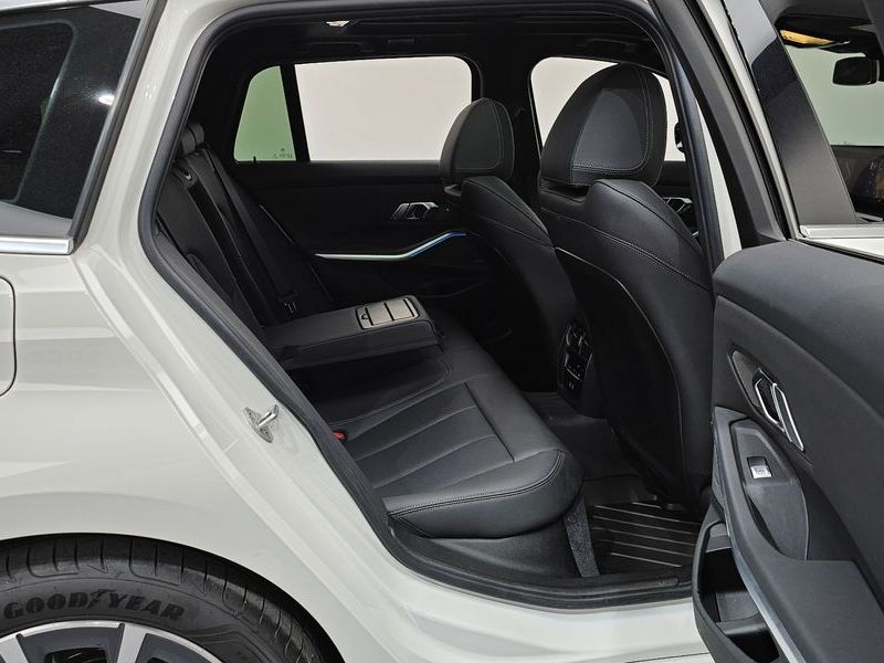 2024 BMW 3 Series 320i Touring photo 11