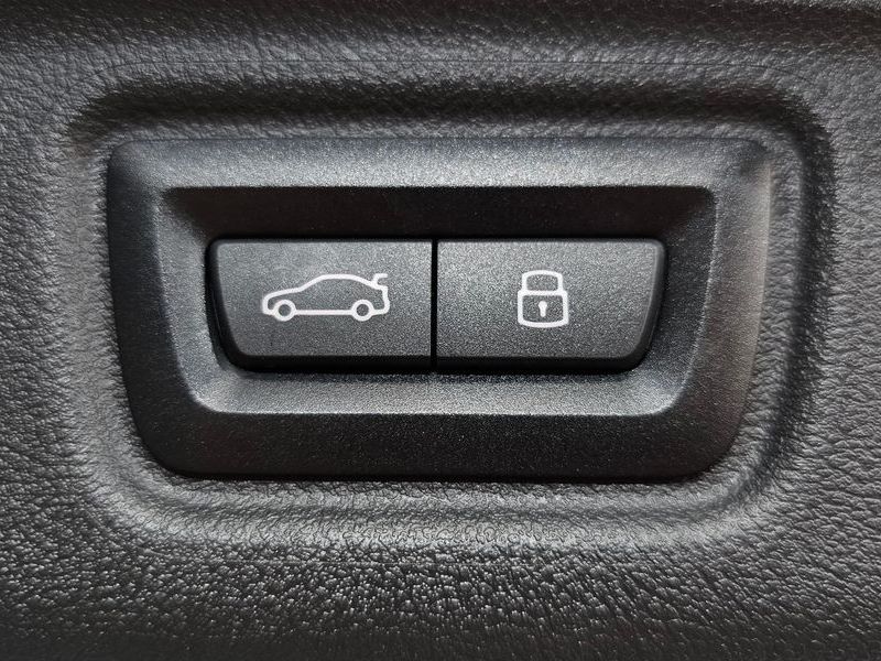 2024 BMW 3 Series 320i Touring photo 17