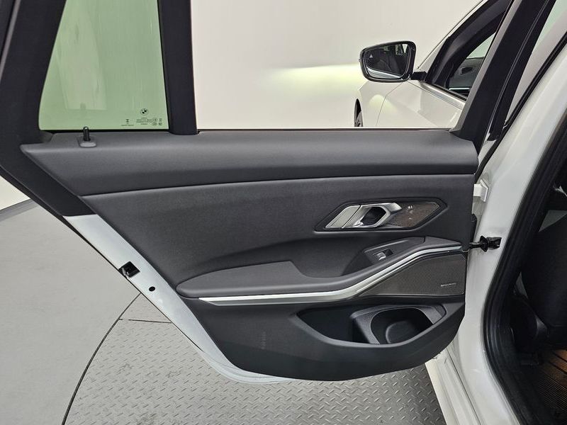 2024 BMW 3 Series 320i Touring photo 25