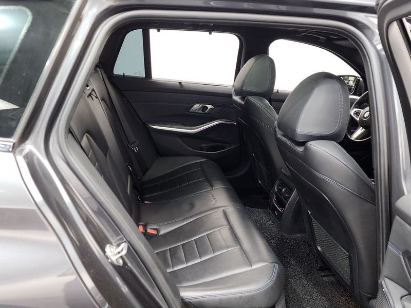 2022 BMW 3 Series 320d Touring M Sport photo 11