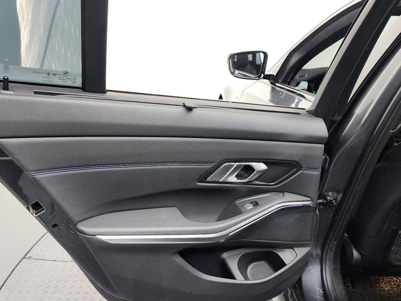 2022 BMW 3 Series 320d Touring M Sport photo 25