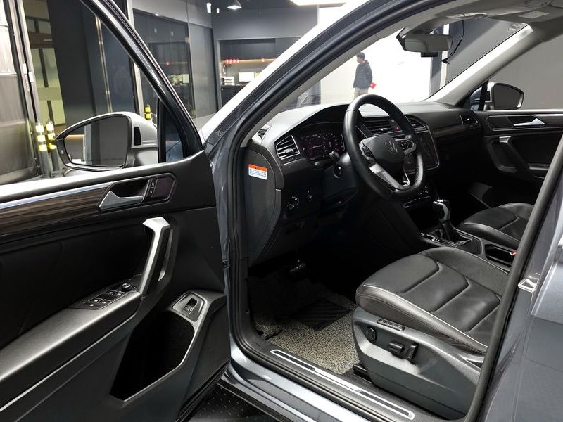 2023 Volkswagen Tiguan 2.0 TSI Prestige photo 10