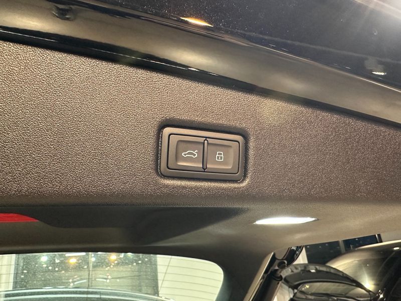 2025 Audi Q5 40 TDI Quattro S Line Black Edition photo 17