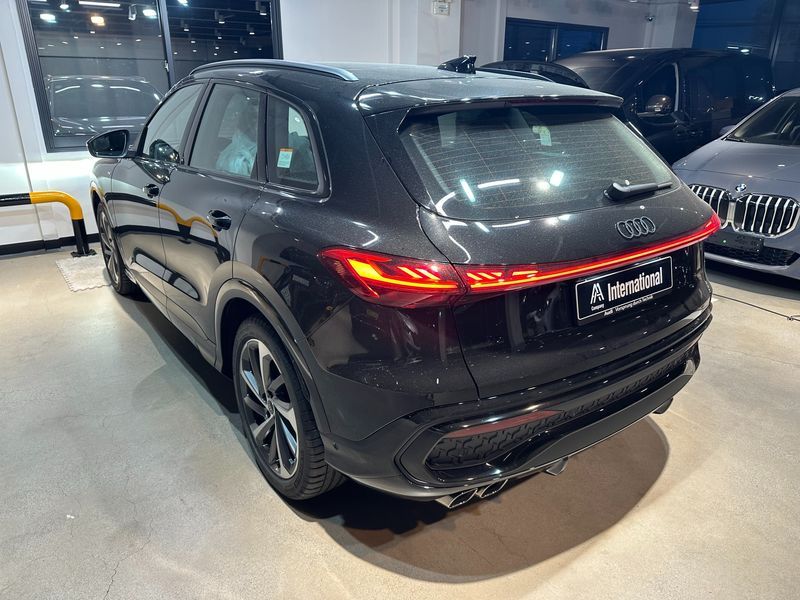 2025 Audi Q5 40 TDI Quattro S Line Black Edition photo 19