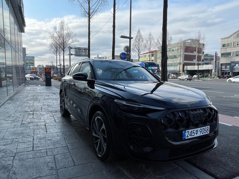 2025 Audi Q5 40 TDI Quattro S Line Black Edition photo 7