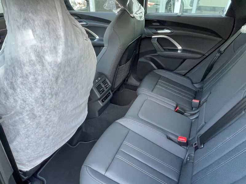 2025 Audi Q5 40 TDI Quattro S Line Black Edition photo 9
