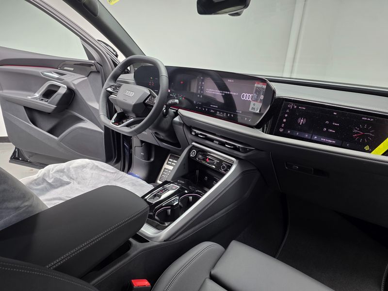 2025 Audi Q5 40 TDI Quattro S Line Black Edition photo 7